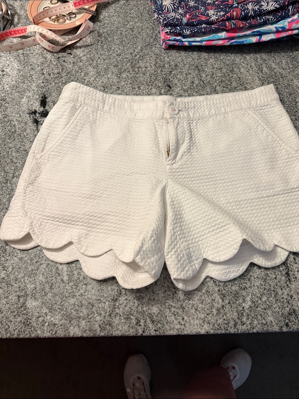 Lilly Pulitzer - size 6 - Buttercup short in white